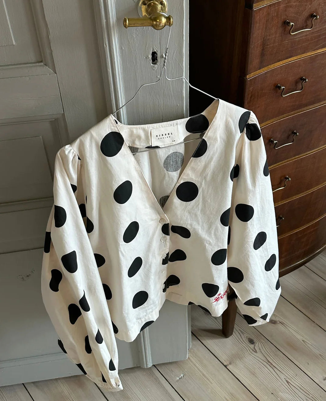 top ea black dot