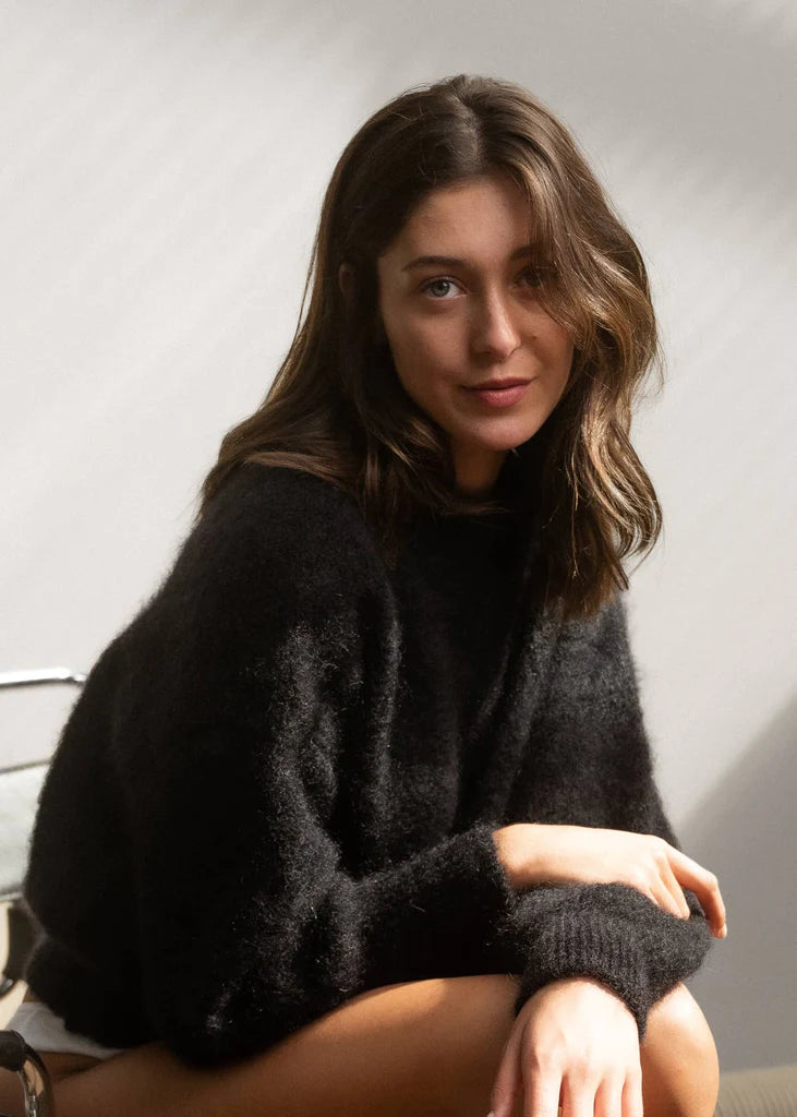 svetr z mohéru Jane black